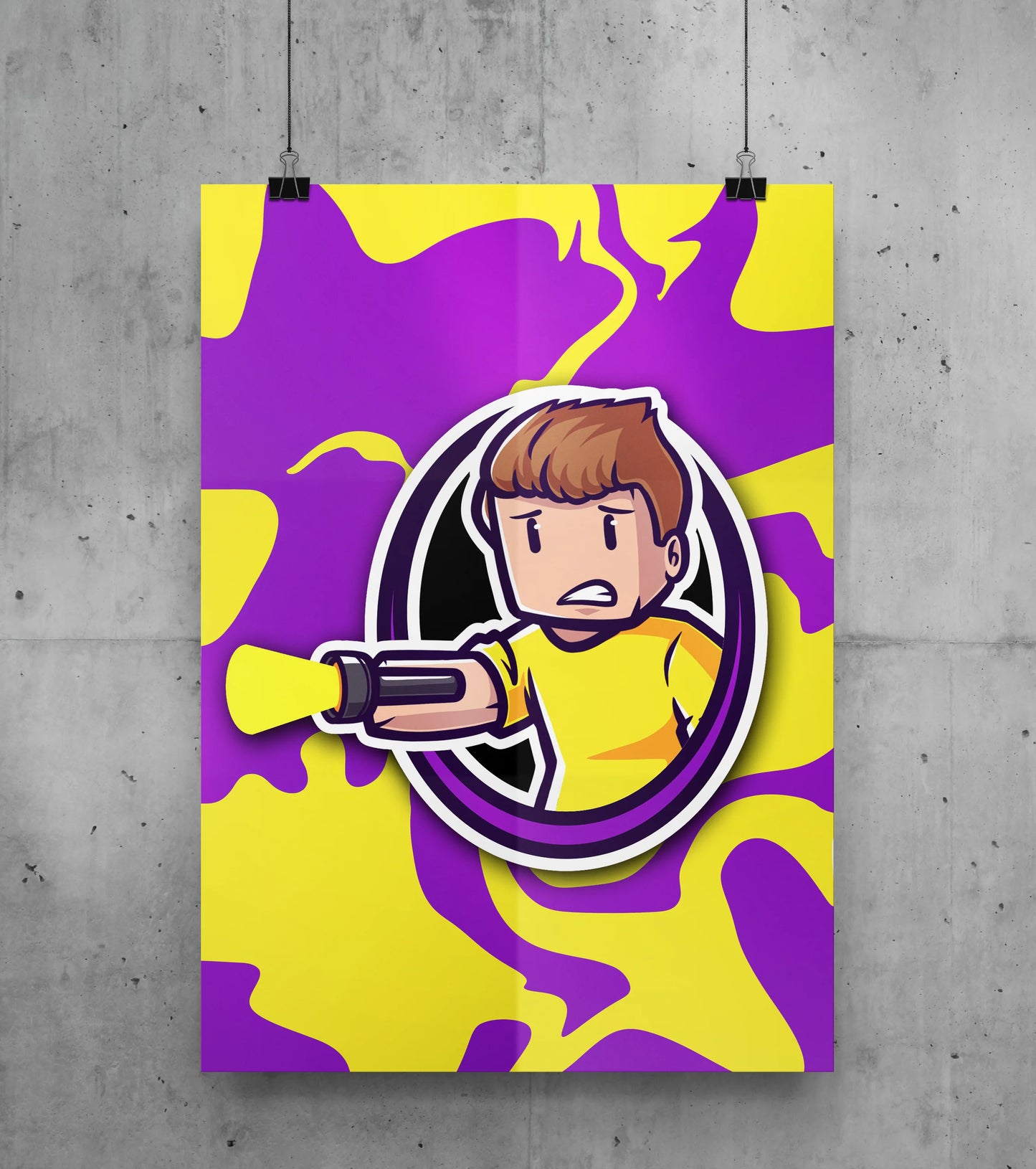 Poster mit Tjulfar-Comicfigur im gelben Shirt und Laserarm, umgeben von gelb-lila Farbflächen im Camouflage-Stil. Das Motiv zeigt einen schwarzen Kreisrahmen mit violettem Akzent auf grauem Betonhintergrund. Ideal als Wanddeko für Gaming-Fans.