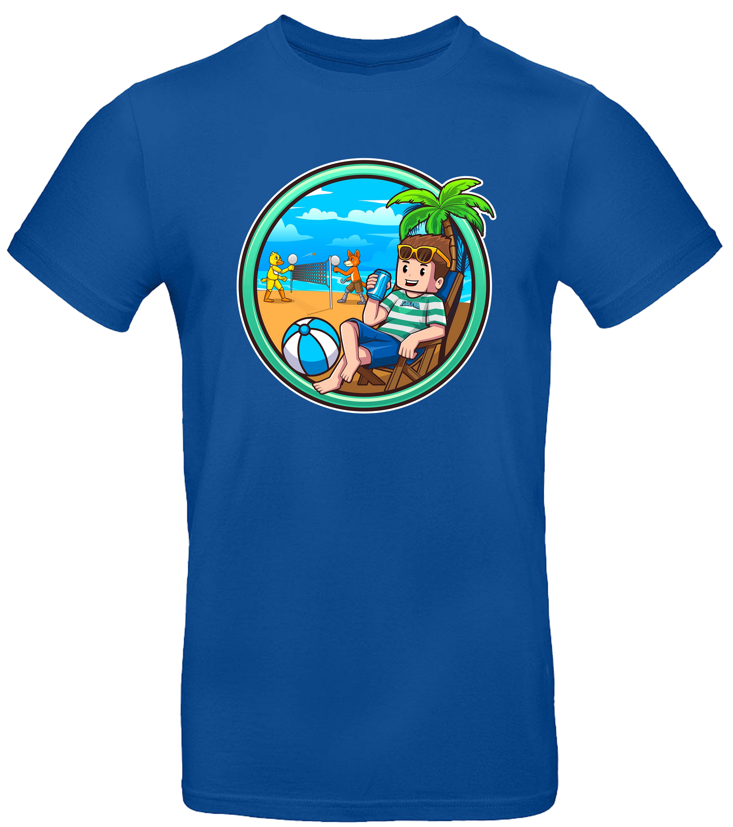 Blaues T-Shirt mit farbigem Strandmotiv von Tjulfar, das den Charakter in einem Liegestuhl unter einer Palme zeigt, mit Getränk in der Hand, Strandball im Vordergrund und Volleyballspiel im Hintergrund. Sommerliches Fan-Merchandise.