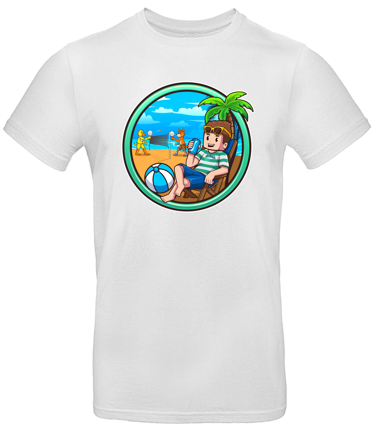 Weißes T-Shirt mit farbigem Strandmotiv von Tjulfar, das den Charakter in einem Liegestuhl unter einer Palme zeigt, mit Getränk in der Hand, Strandball im Vordergrund und Volleyballspiel im Hintergrund. Sommerliches Fan-Merchandise.