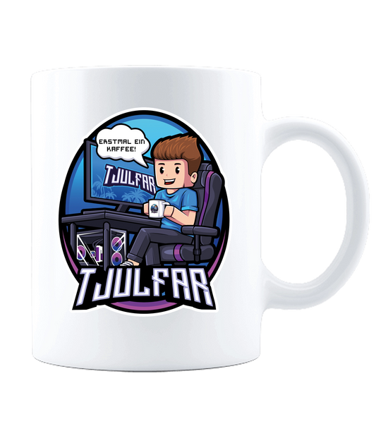 Weiße Kaffeetasse mit farbigem Tjulfar-Gaming-Motiv: Comicfigur sitzt am Schreibtisch vor einem Monitor, hält eine Tasse mit eigenem Logo und sagt „Erstmal ein Kaffee!“. Merchandise-Artikel von Tjulfar.
