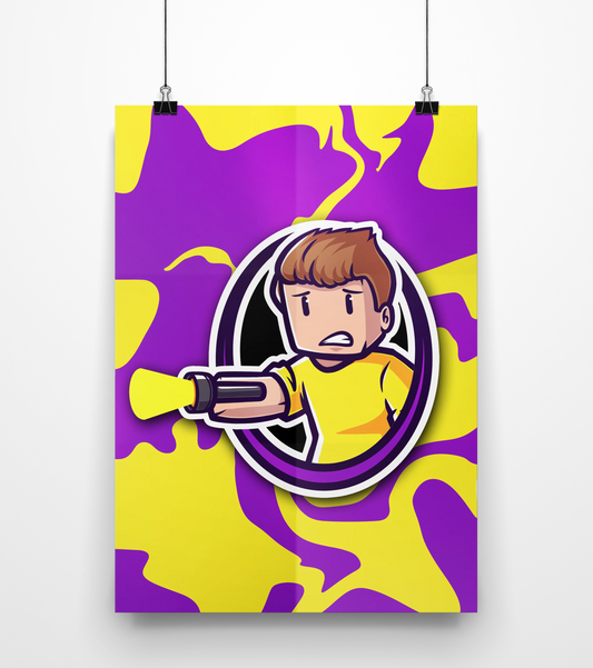 Poster mit Tjulfar-Comicfigur im gelben Shirt und Laserarm, platziert vor gelb-lila Farbflächen im Camouflage-Look. Schwarzer Kreisrahmen mit violettem Akzent auf hellgrauem Studiowand-Hintergrund. Perfekt für Gaming-Zimmer und Fan-Deko.